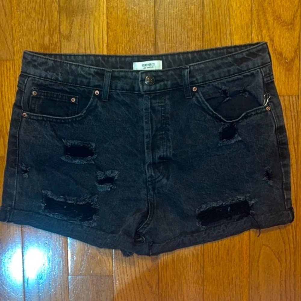 NWOT Forever 21 black distressed shorts size 29